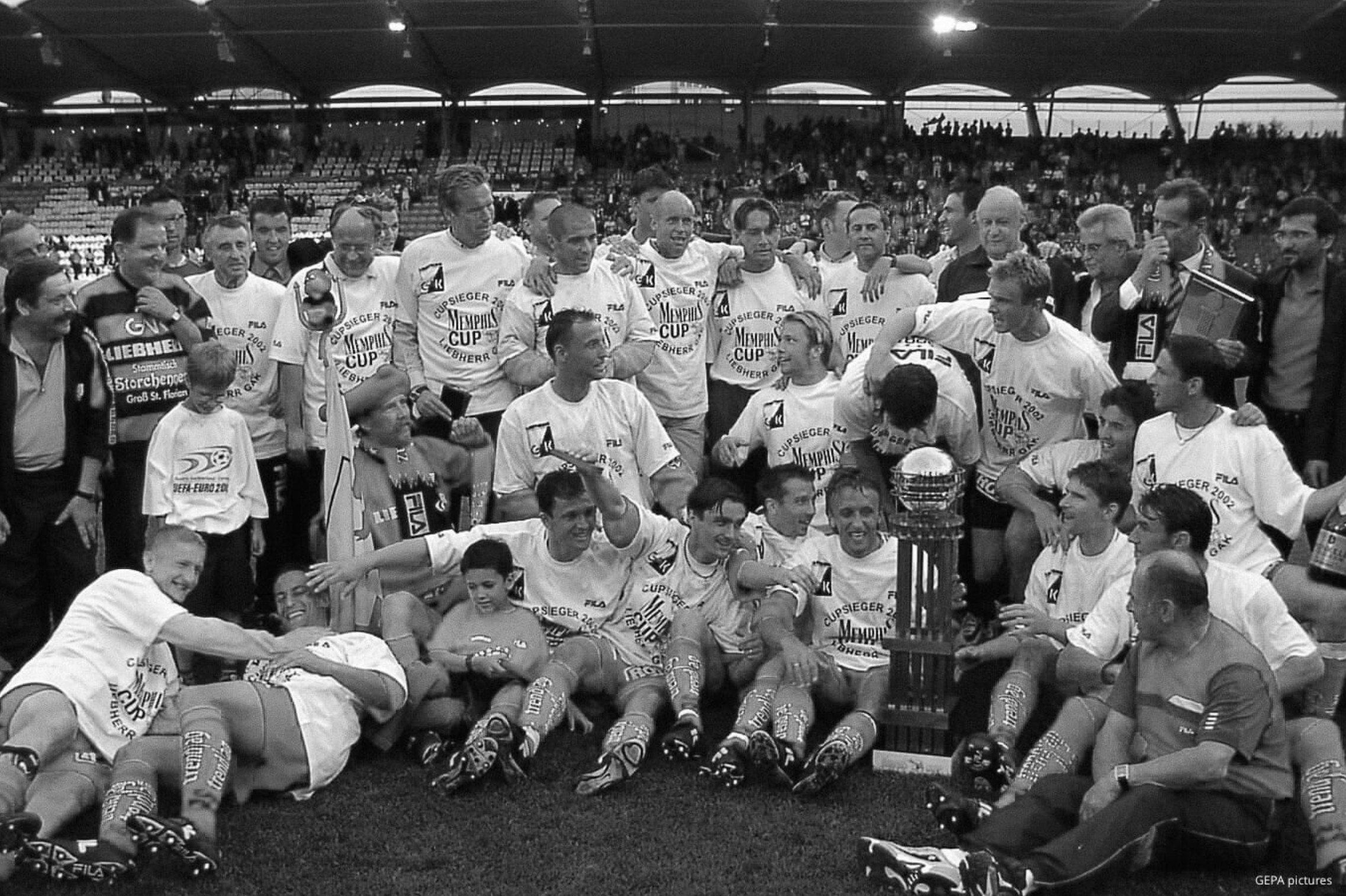 Mannschaftsfoto nach einem Titelgewinn (Schwarz-Weiß)