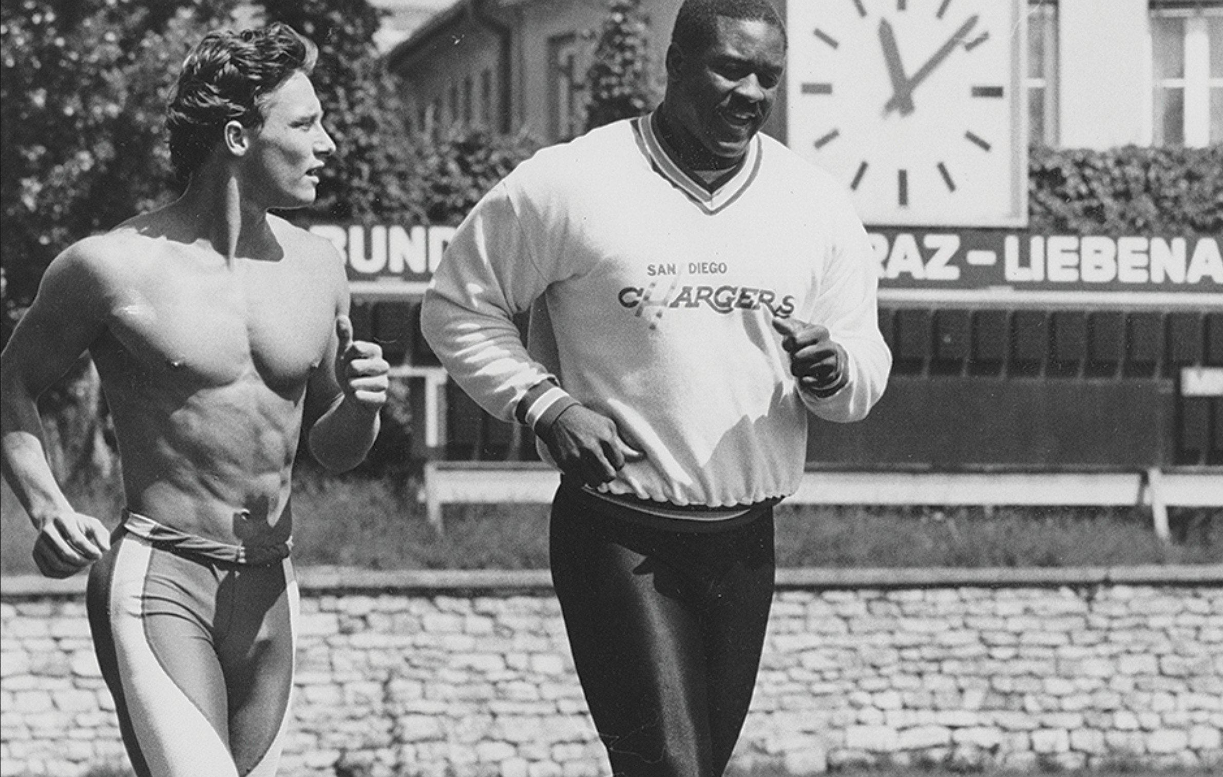Historische Aufnahme beim Lauftraining (Schwarz-Weiß)
