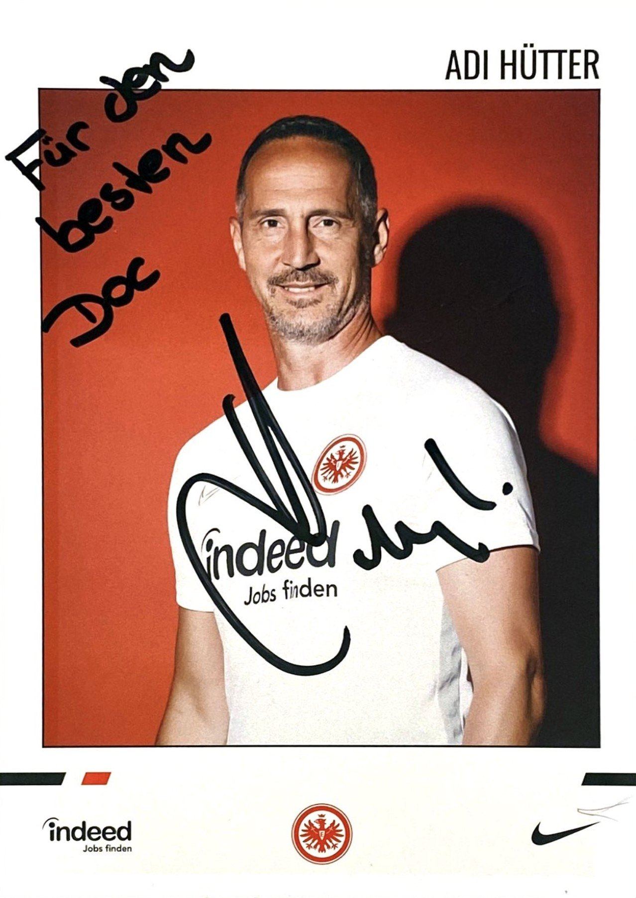 Autogrammkarte von Adi Hütter mit der Widmung „Für den besten Doc“